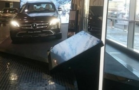 Сенсорная стойка Для автосалона